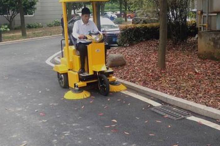 駕駛式掃地車