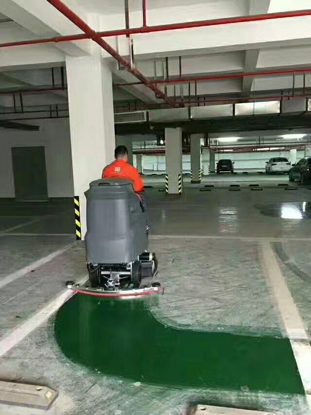 駕駛式洗地機