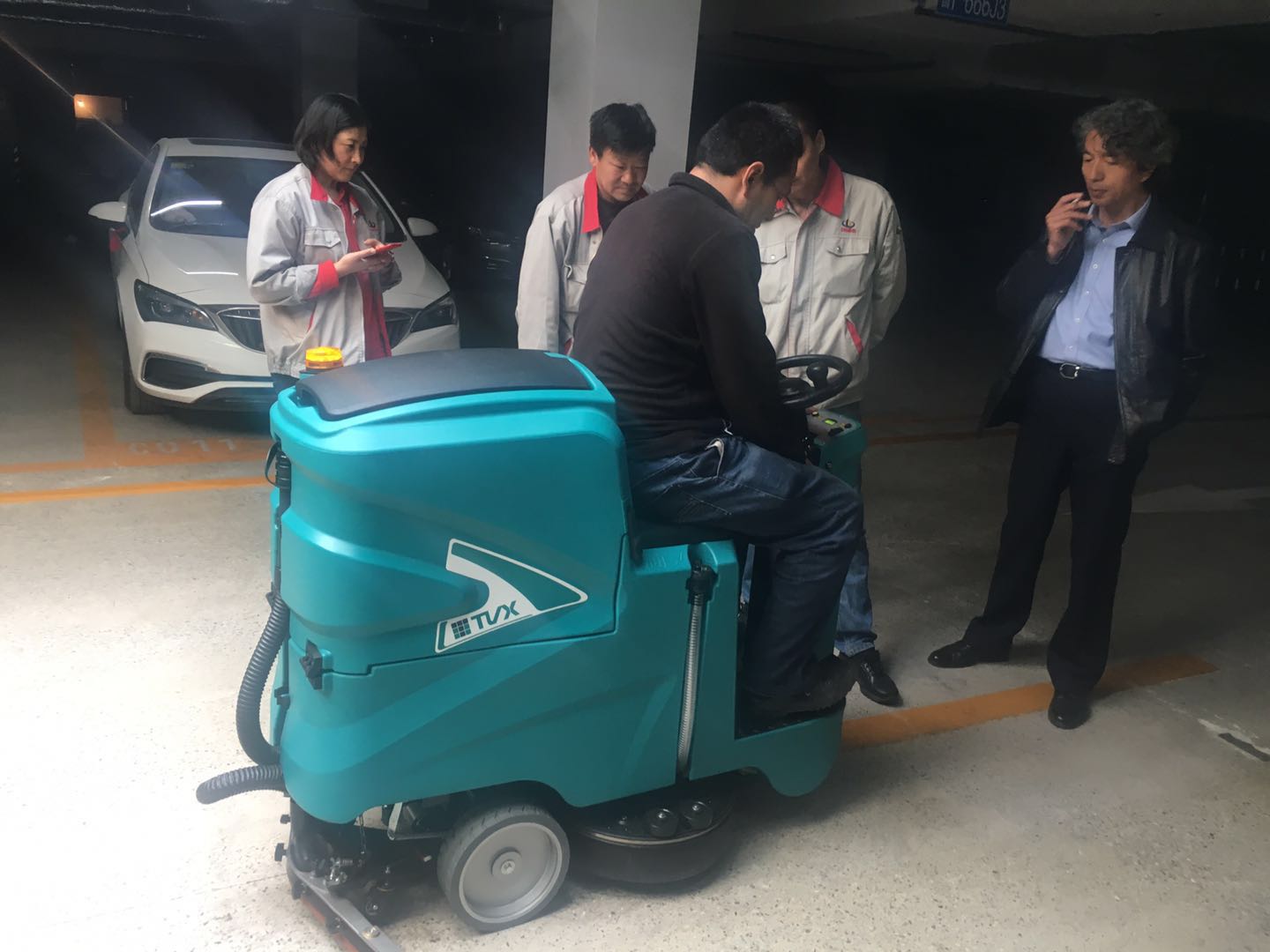 駕駛式洗地機